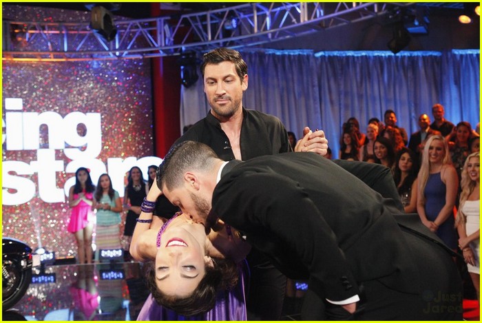 Full Sized Photo Of Meryl Davis Maks Win Dwts Finale Meryl Davis Maksim Chmerkovskiy Win