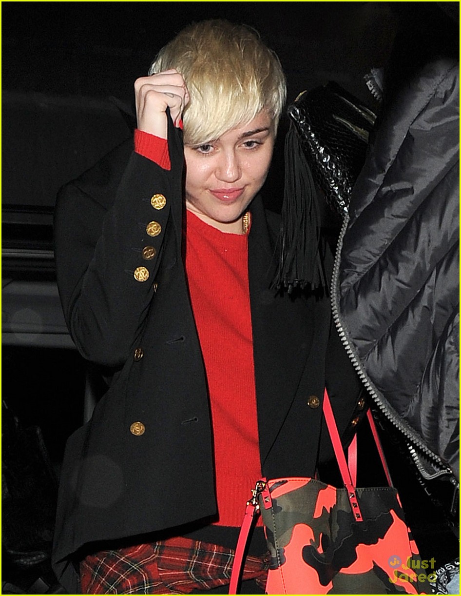 Full Sized Photo Of Miley Cyrus Enters Club Fully Clothed Leaves In Bra 06 Miley Cyrus Strips 