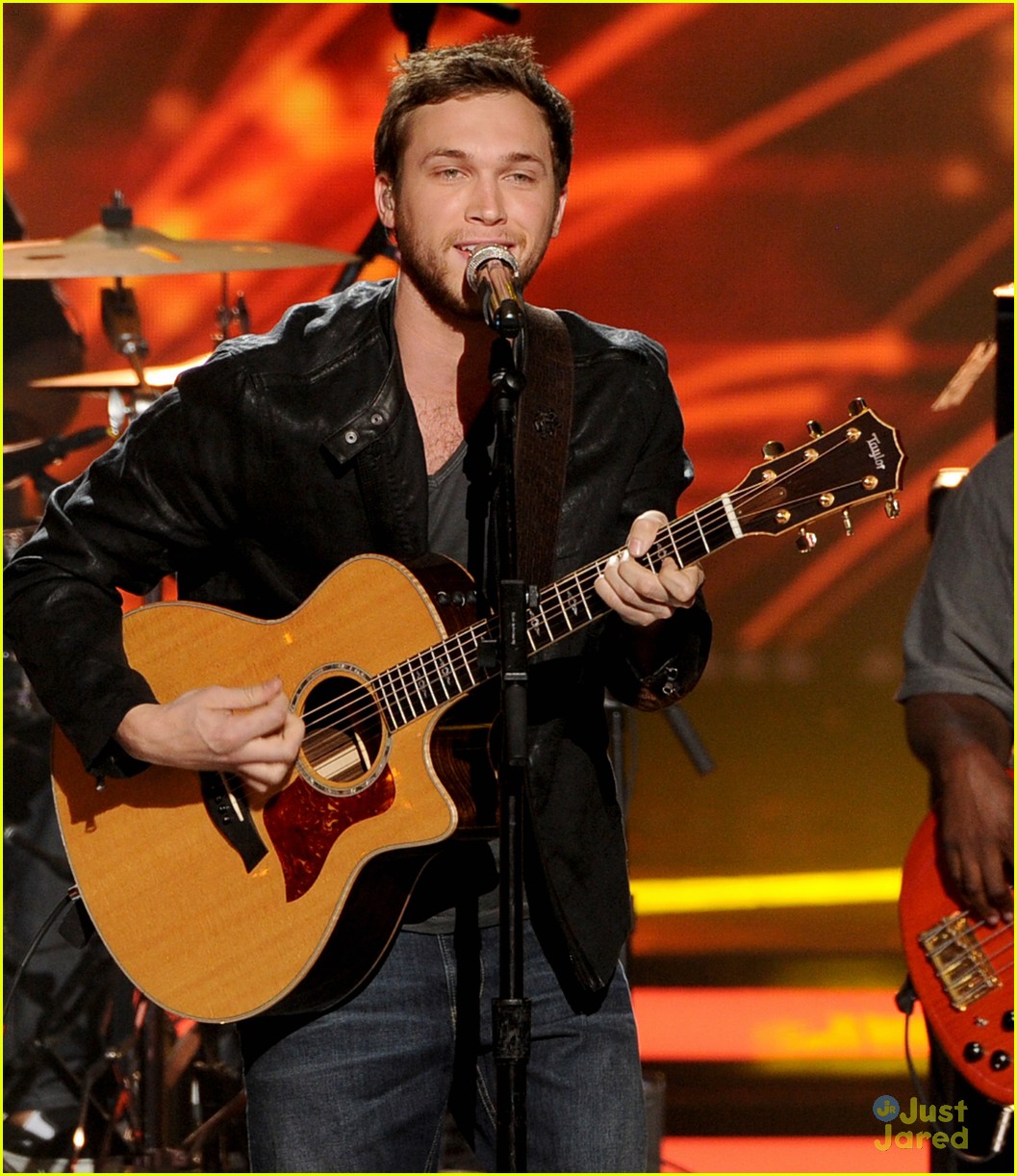 Sam Woolf Sings 'Raging Fire' with Phillip Phillips on 'Idol' Finale ...