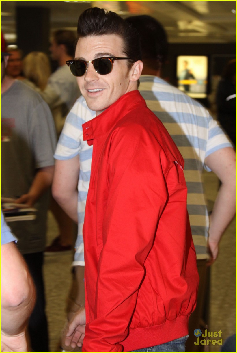 AnnaSophia Robb & Drake Bell: Airport Arrivals Ahead of White House