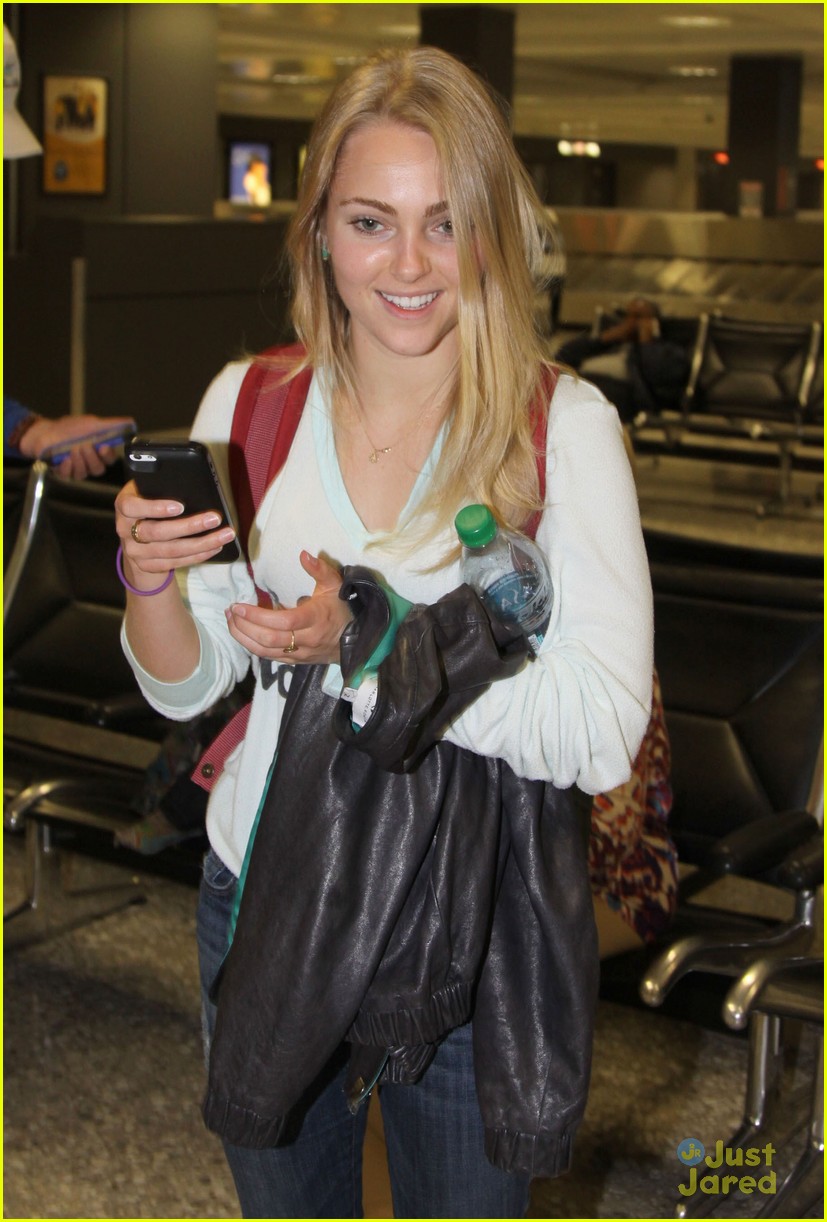 Full Sized Photo of annasophia robb drake bell whcd airport arrivals 05