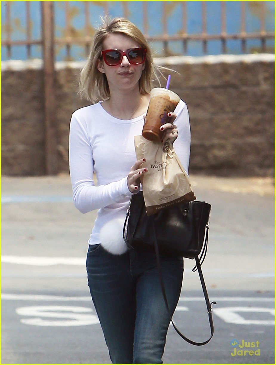 Emma Roberts Knows How To Get on Ghosts' Good Side | Photo 679228 ...