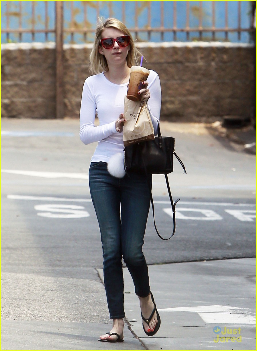 Emma Roberts Knows How To Get on Ghosts' Good Side | Photo 679234 ...