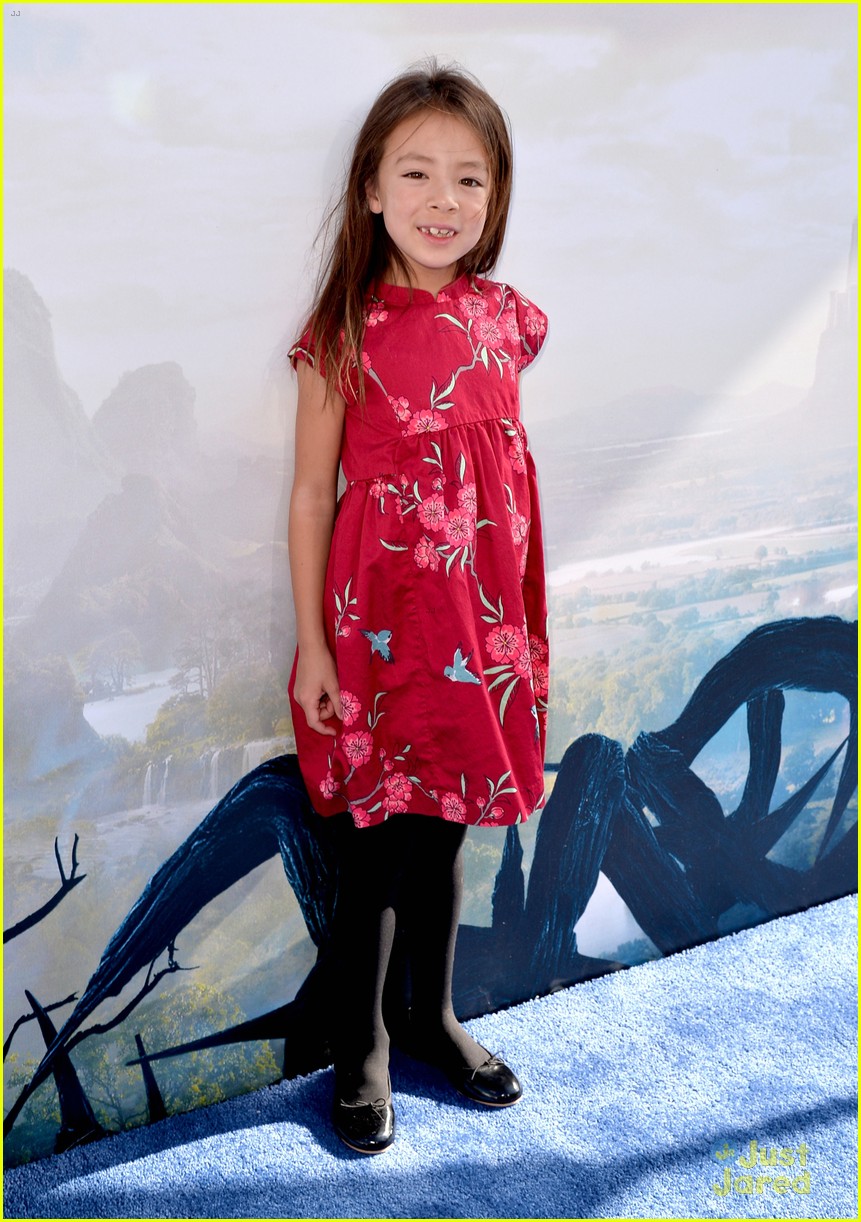 Sarah Hyland & Willow Shields Hit the 'Maleficent' Premiere Blue Carpet ...