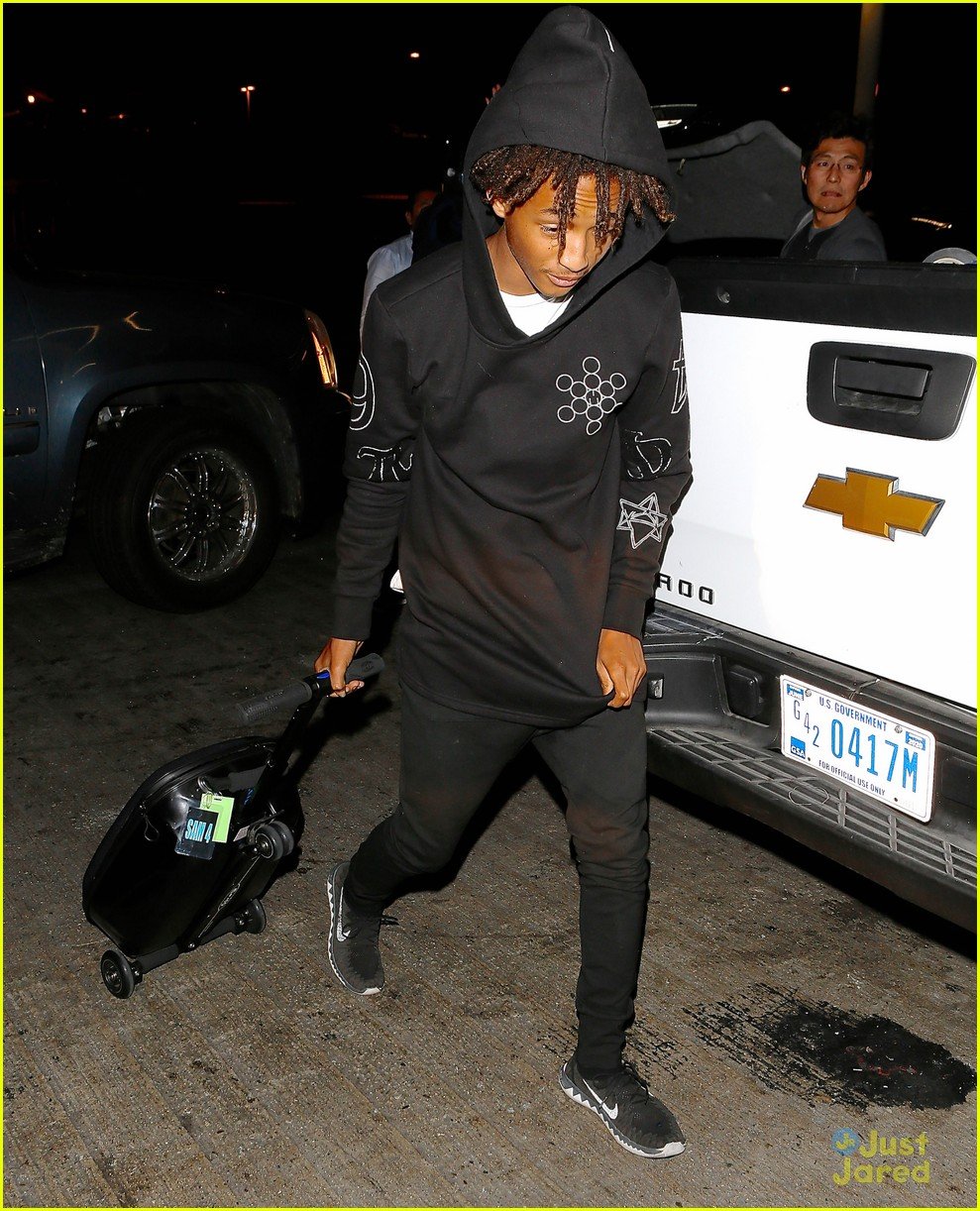 Full Sized Photo of jaden smith flies out of town 21 | Jaden Smith ...