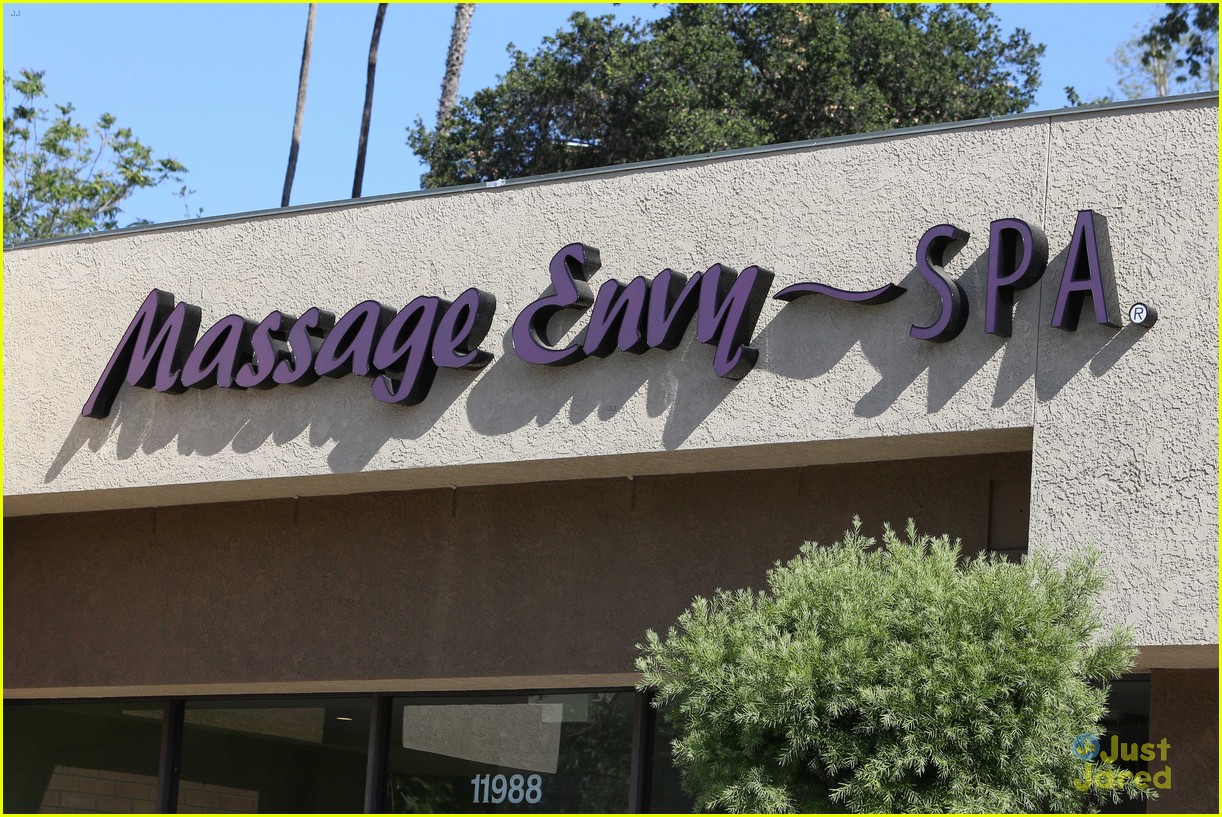 Full Sized Photo of vanessa hudgens memorial day massage 20 | Vanessa