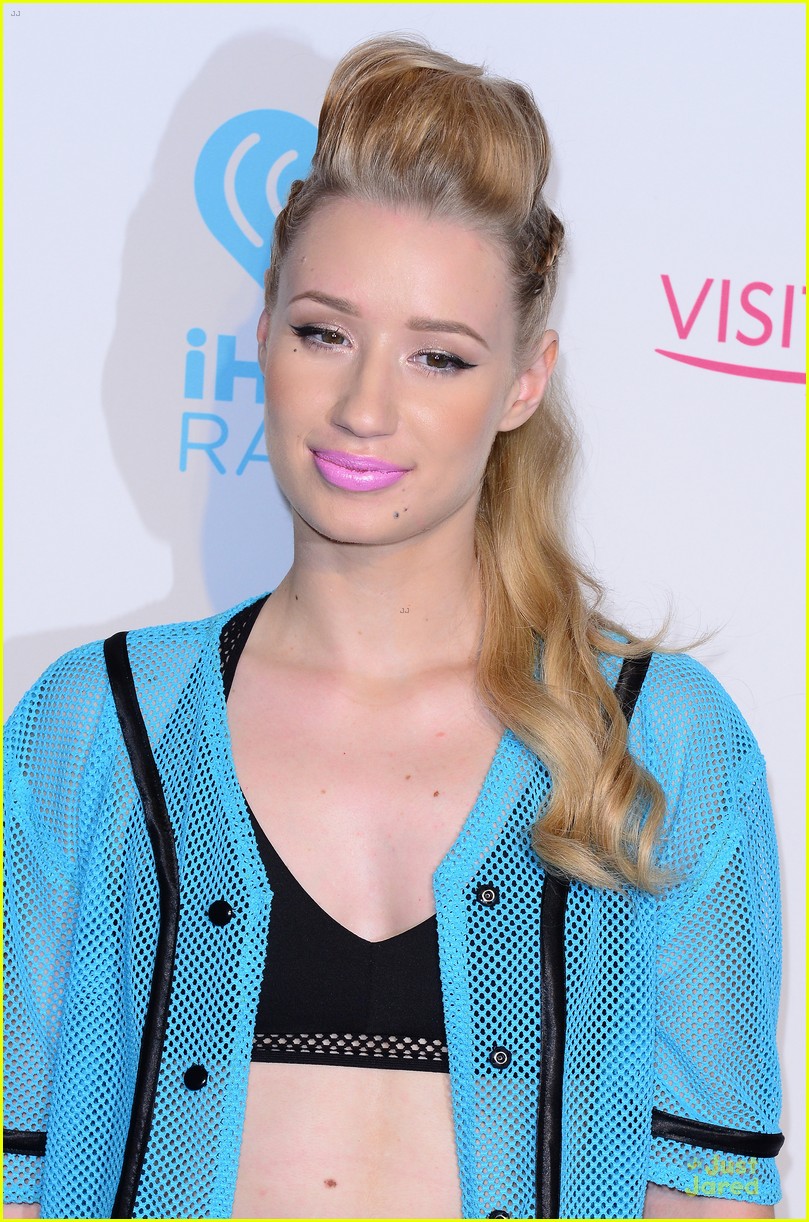 Iggy Azalea Isn't Afraid To Show Her Midriff at iHeartRadio Pool Party ...