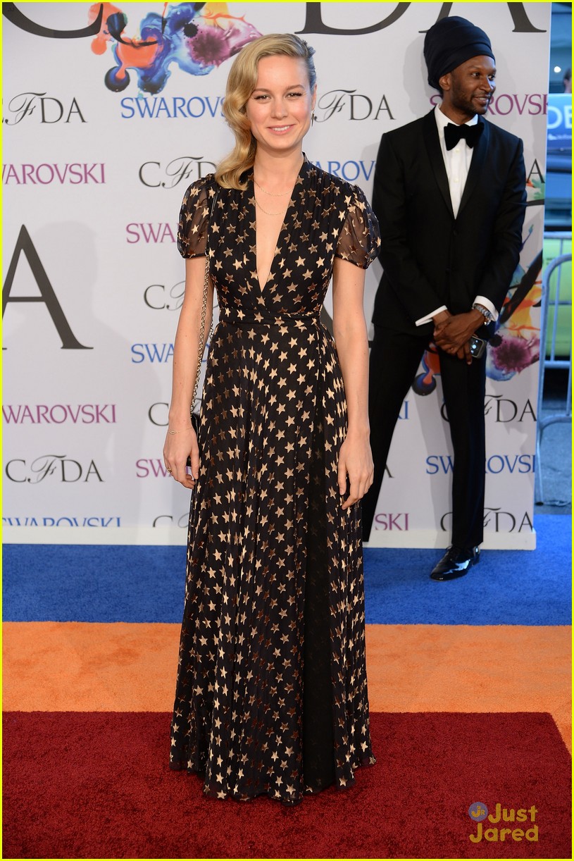 Full Sized Photo of brie larson zoe kazan cfda fashion awards 2014 03