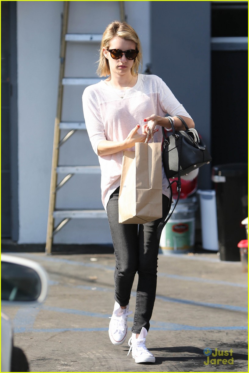 Emma Roberts Stays Healthy with Green Juice After Trip to Hawaii ...