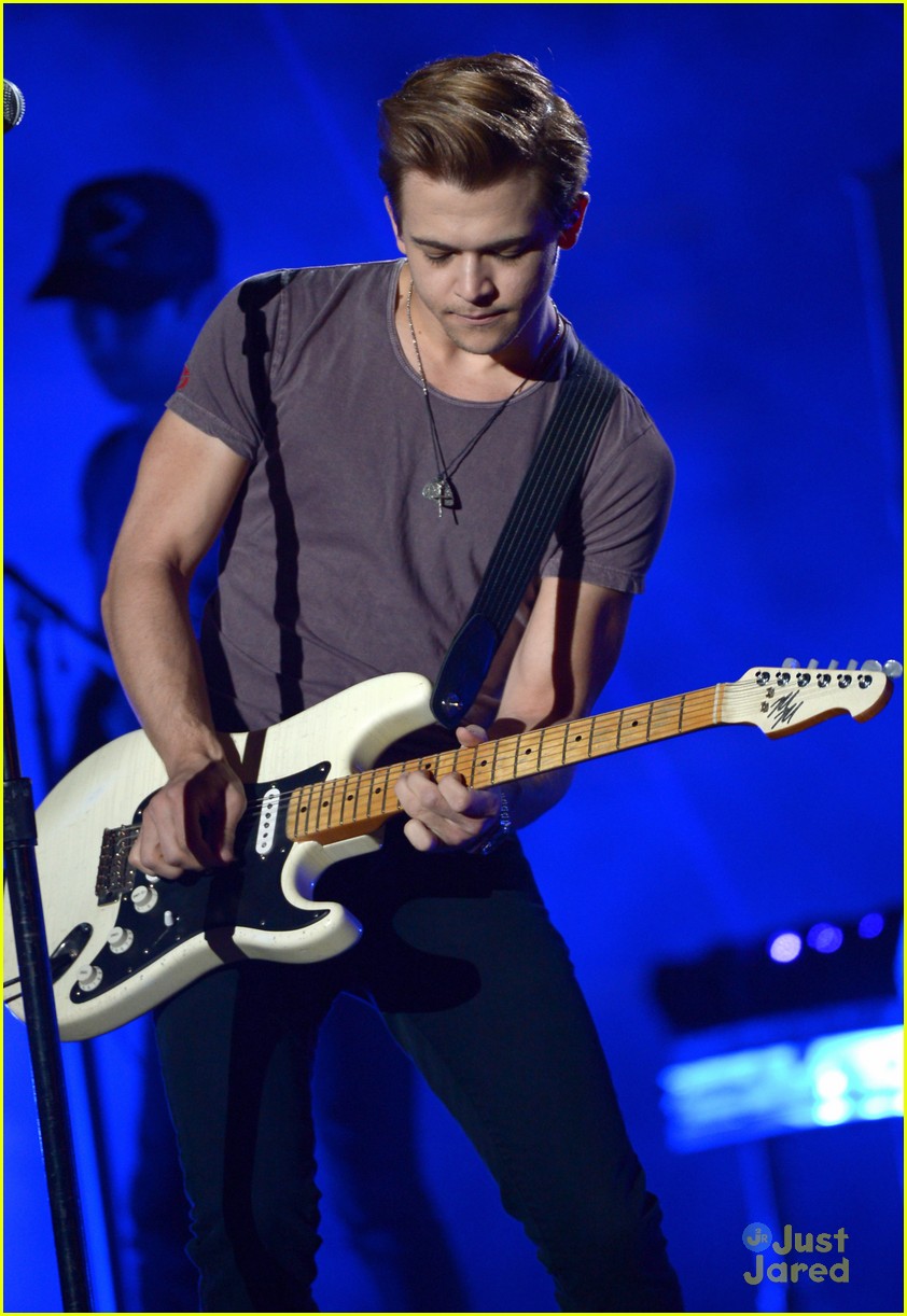 Hunter Hayes Debuts Live Version of 'Flashlight' Ahead of CMT Music ...