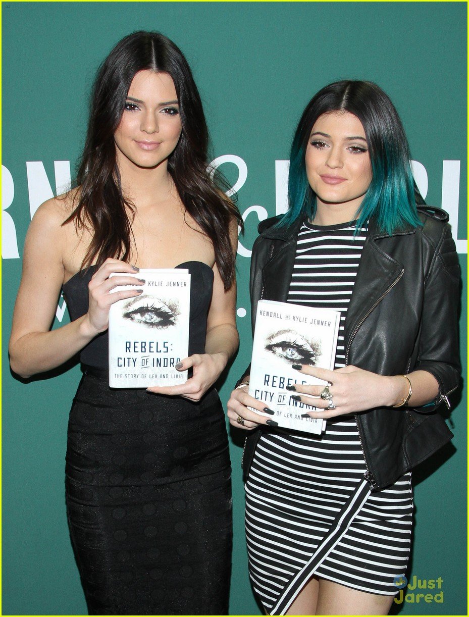 Kendall & Kylie Jenner Prank Each Other in MuchMusic Video Awards Promo