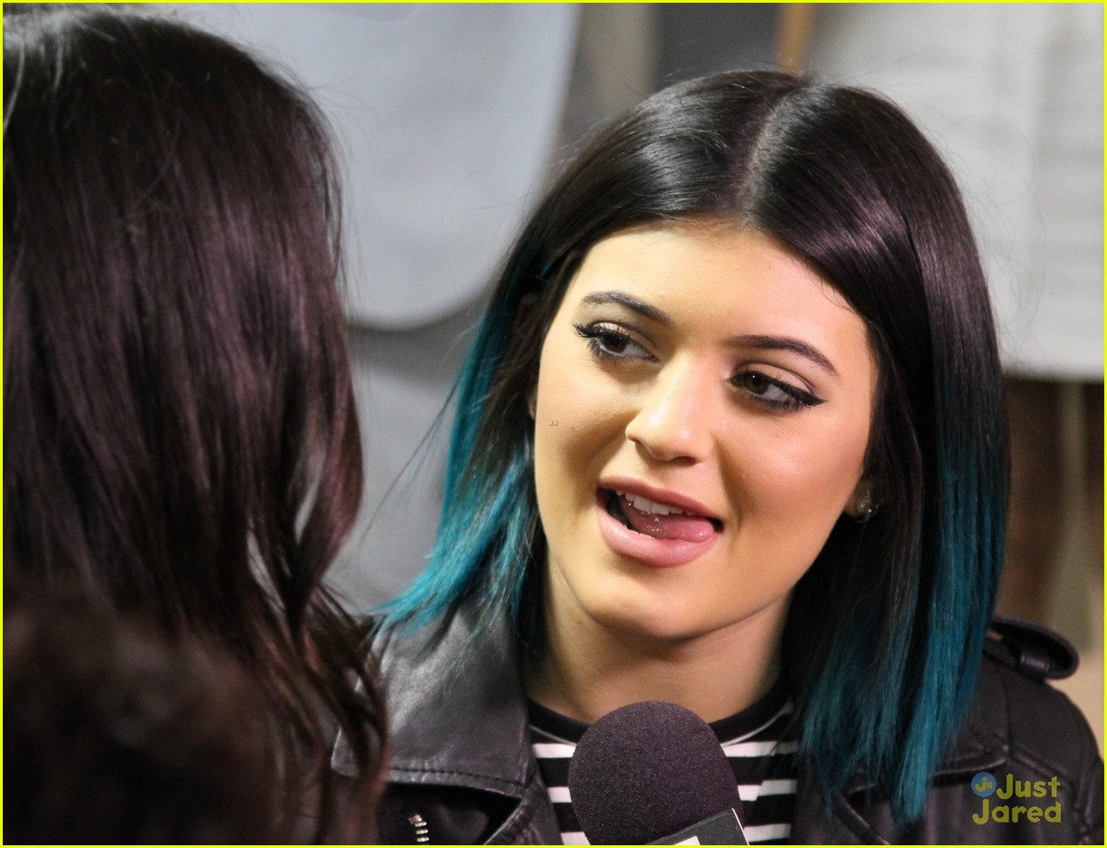 Kendall & Kylie Jenner Prank Each Other in MuchMusic Video Awards Promo