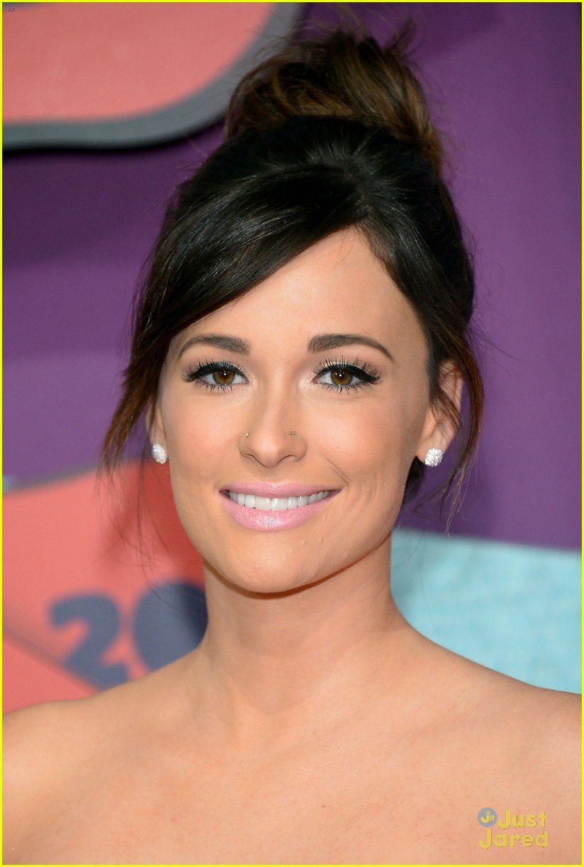 Kacey Musgraves & Danielle Bradbery Make Their CMT Awards 2014