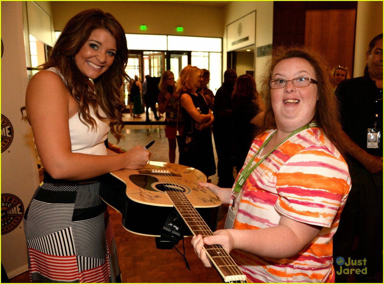 Lauren Alaina Sings Georgia Peaches With Fan During Meet And Greet