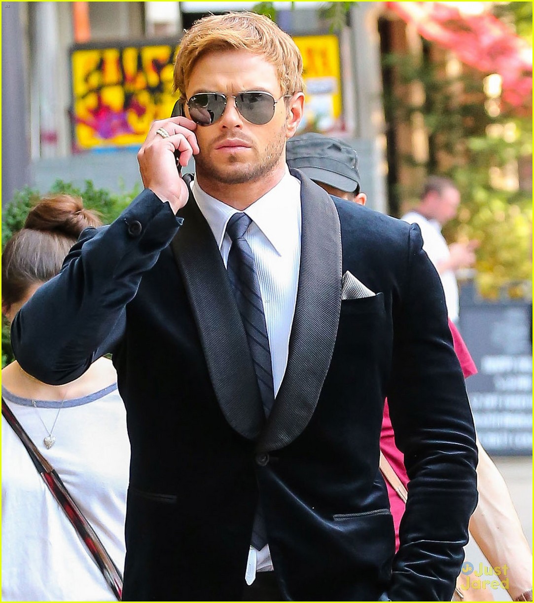 Kellan Lutz Looks Like He Smells Great at the Fragrance Foundation ...