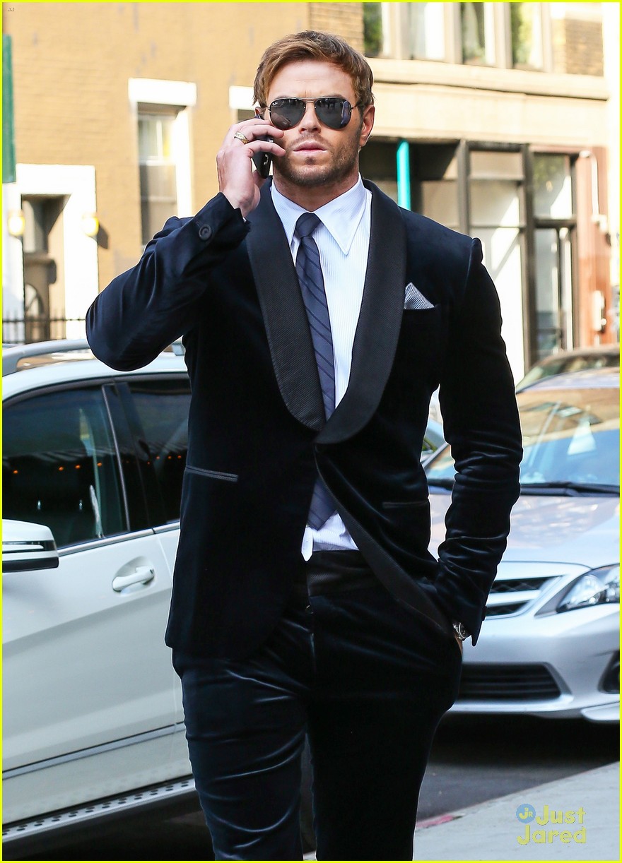 Kellan Lutz Looks Like He Smells Great at the Fragrance Foundation ...