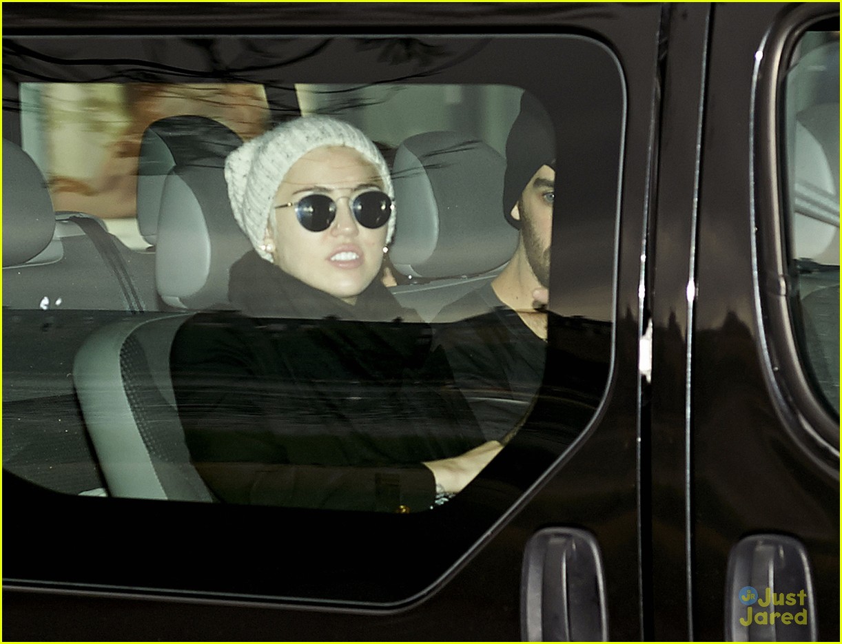 Miley Cyrus Dons Red Face Paint in Barcelona! | Photo 684934 - Photo ...