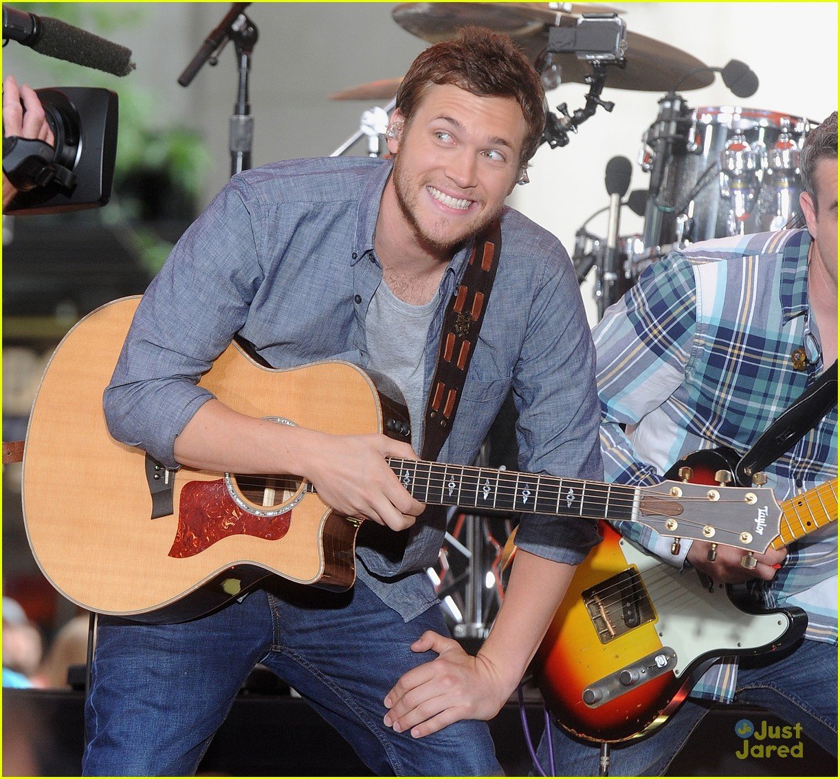 Phillip Phillips Takes The Stage on the 'Today' Show! Photo 690024