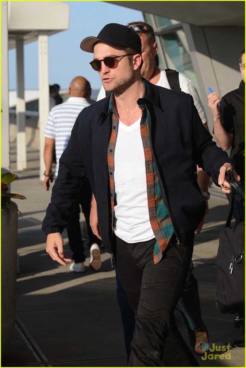 Robert Pattinson Spills Secrets on Avoiding Photographers in L.A ...