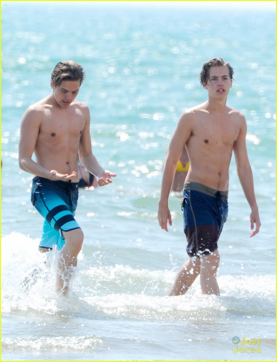 cole dylan sprouse italian beach 02
