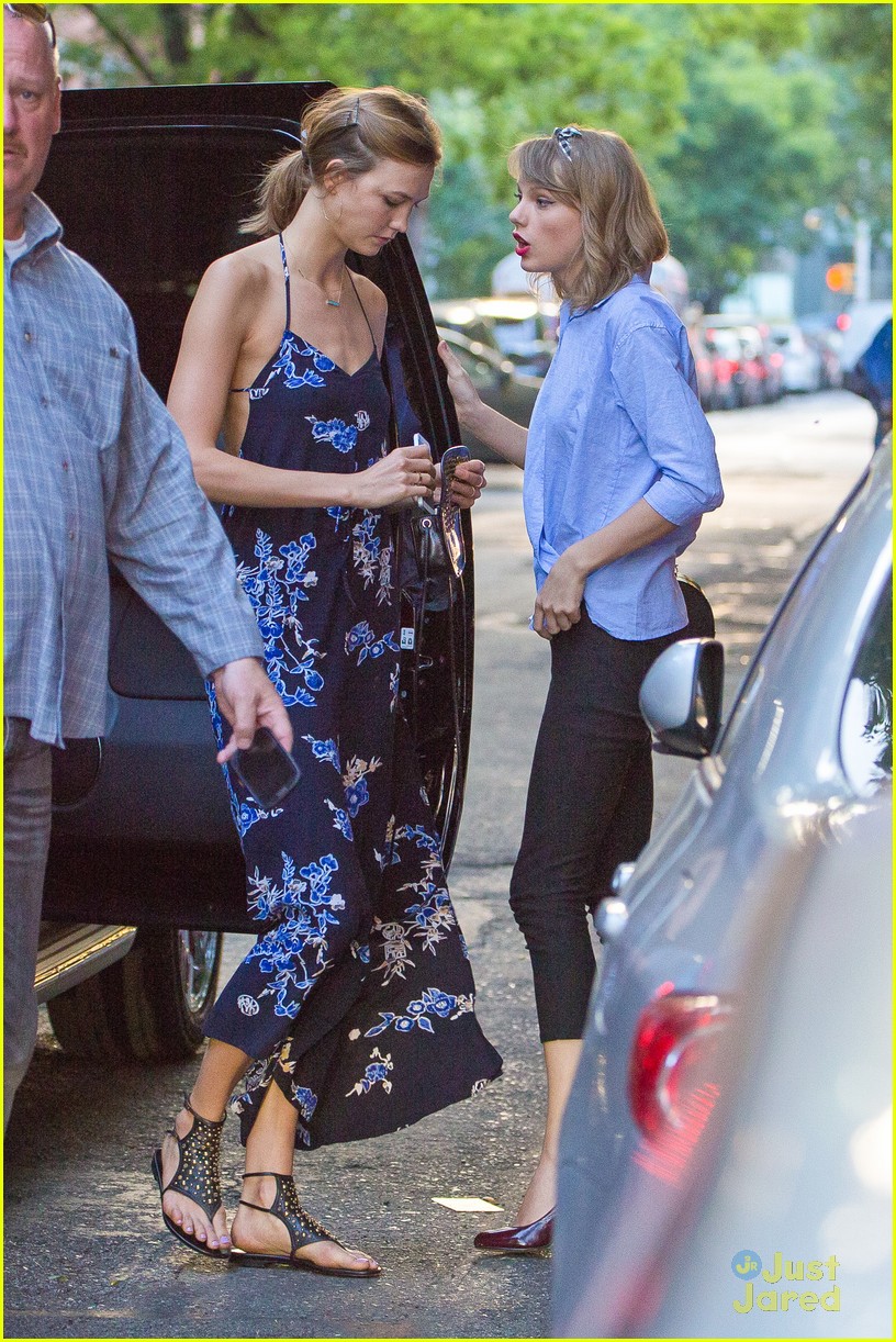 Taylor Swift & BFF Karlie Kloss Get Gossipy in the Big Apple! | Photo
