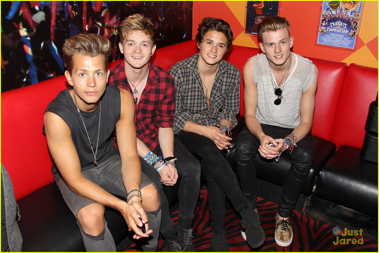 The Vamps Play Planet Hollywood After Arriving In The Big Apple 