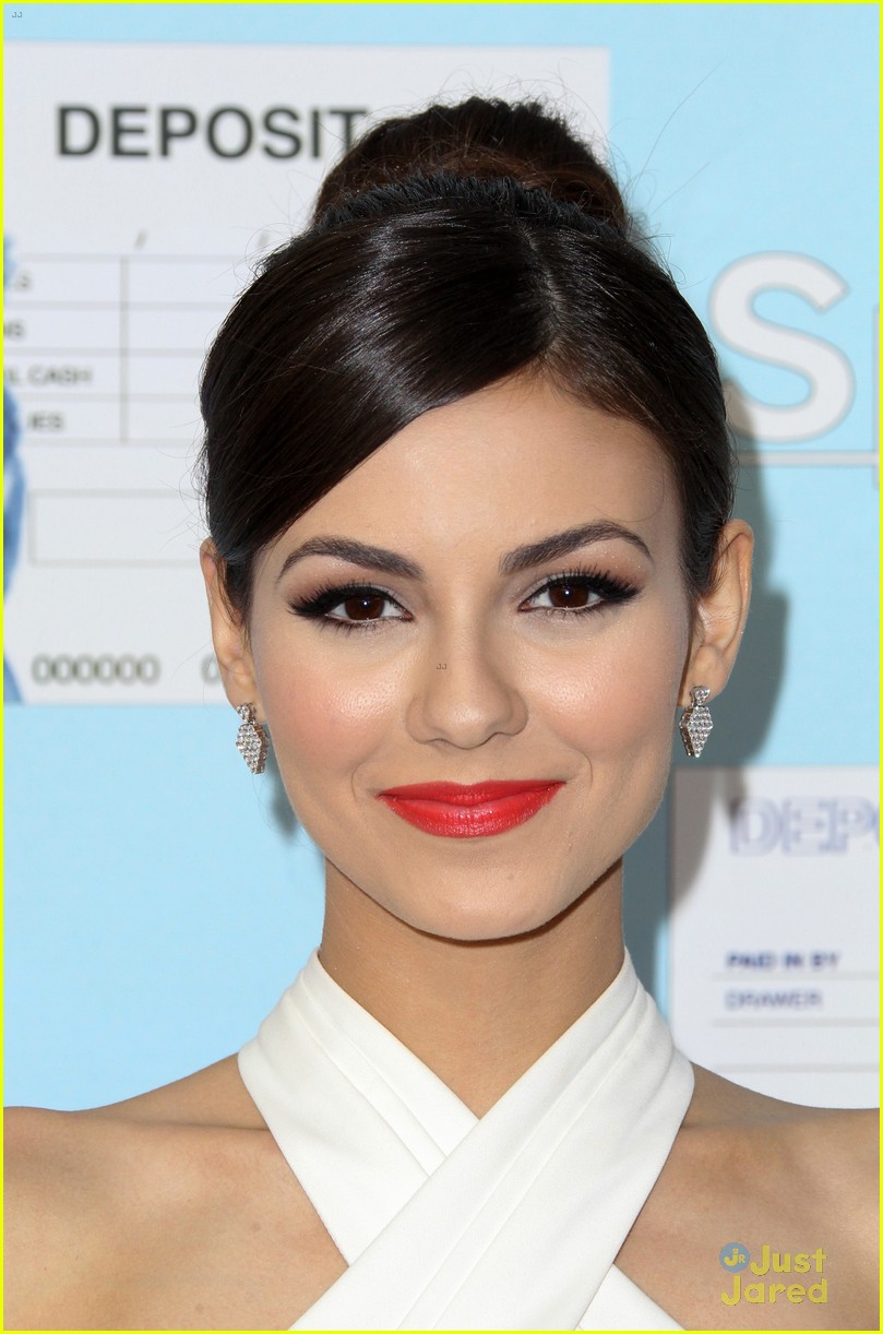 victoria-justice-gets-dressy-for-spent-looking-for-change-premiere-with-mark-salling-photo