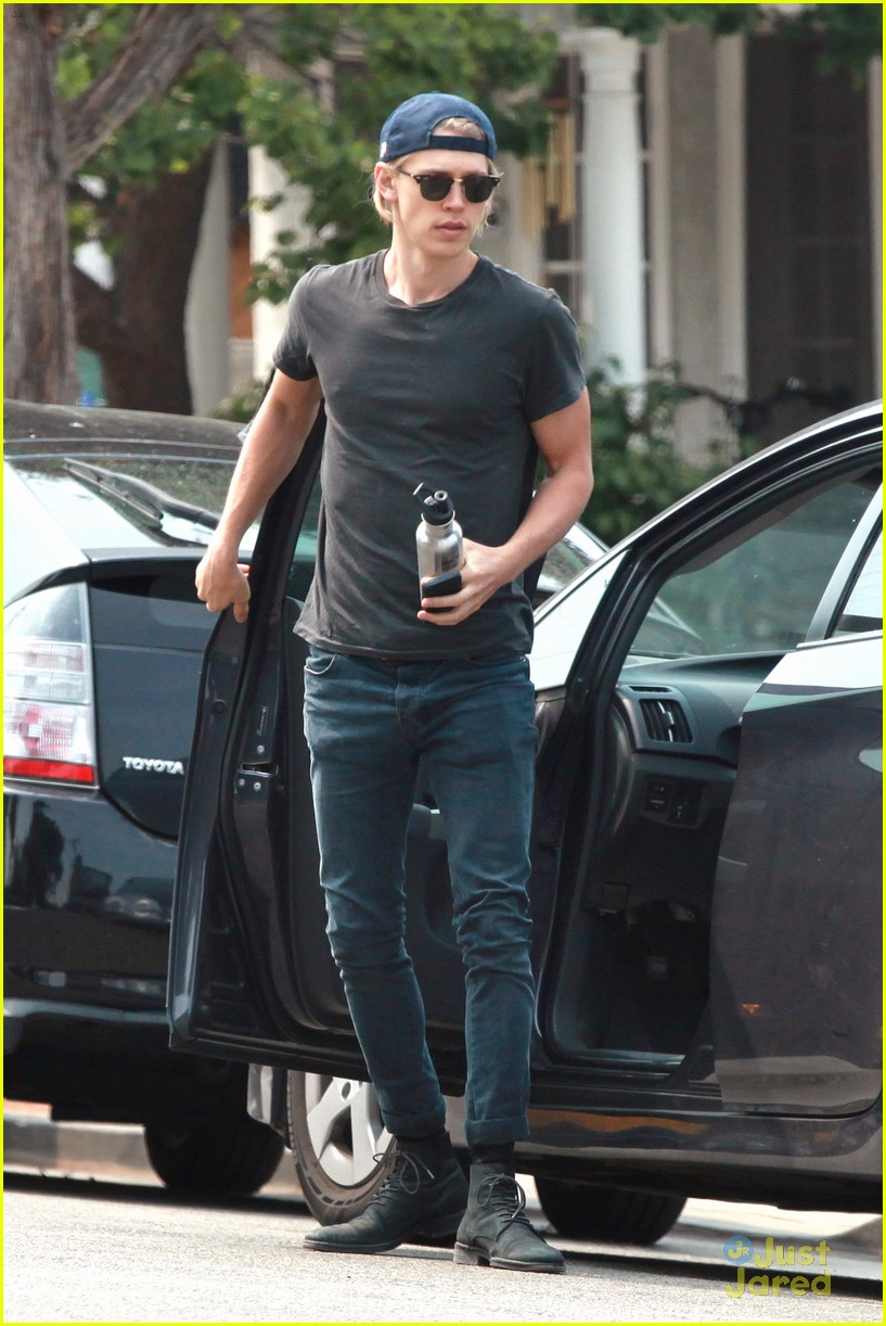 Austin Butler Makes Rare Appearance To Run Errands In Santa Monica 