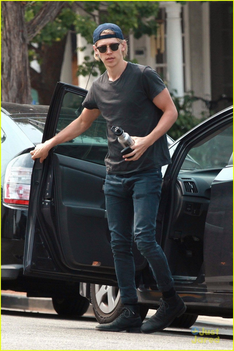 Full Sized Photo of austin butler rare appearance run errands santa ...