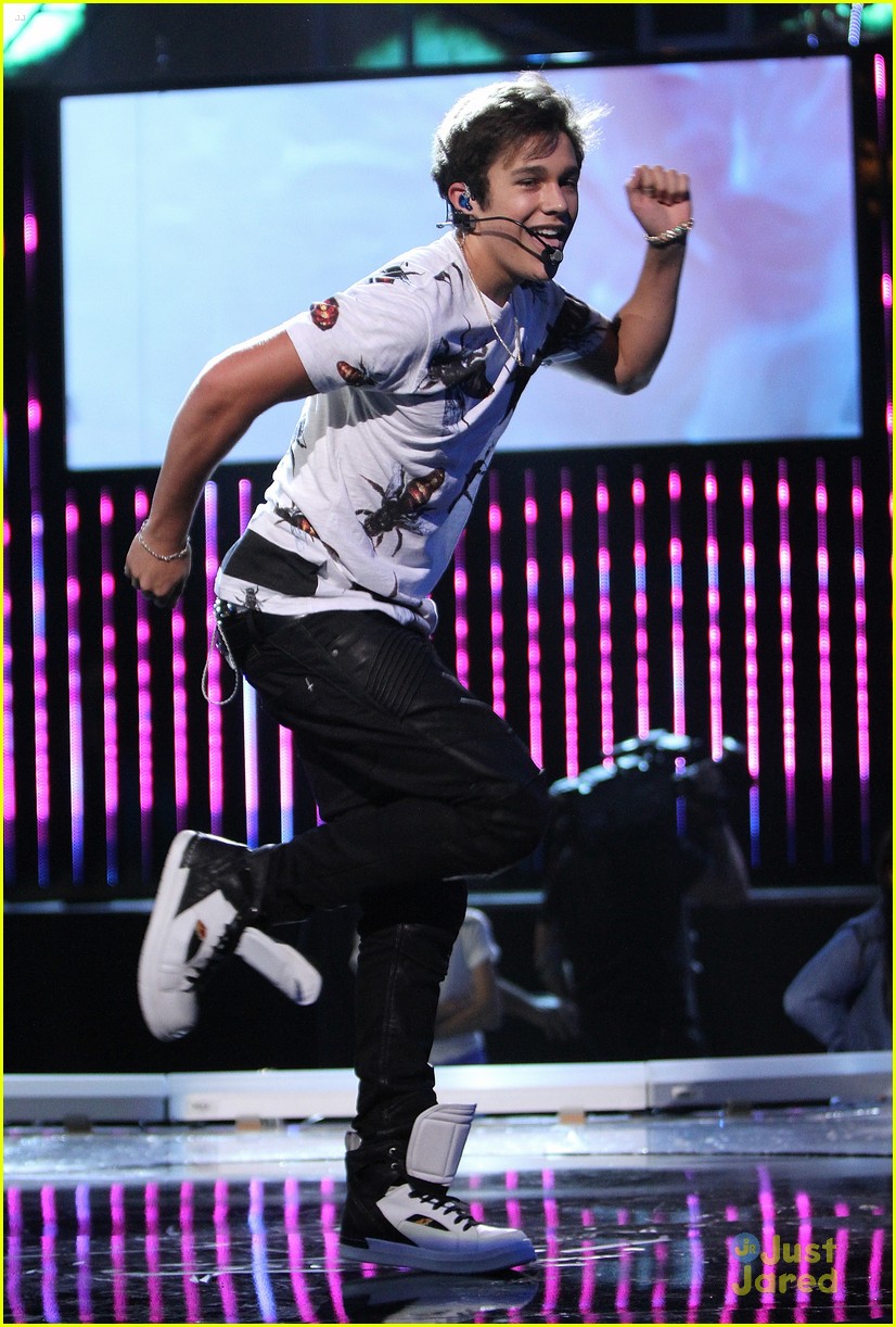 #Becstin Shippers Rejoice! Becky G Teases Austin Mahone On Stage During