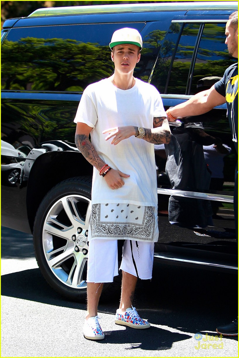 Did Justin Bieber Use A Wheelchair To Skip Lines At DisneyLand? | Photo ...