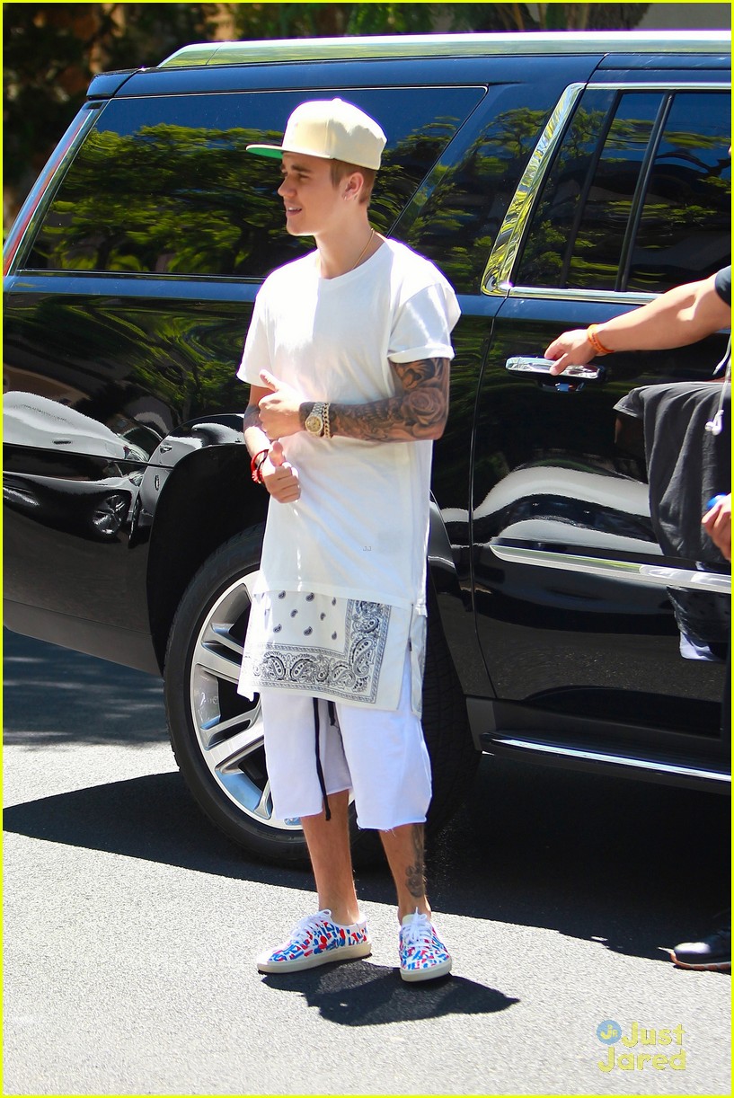 Did Justin Bieber Use A Wheelchair To Skip Lines At DisneyLand? | Photo ...