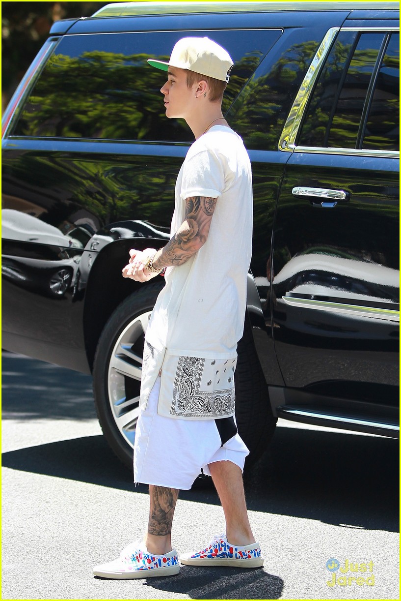 Did Justin Bieber Use A Wheelchair To Skip Lines At DisneyLand? Photo 698493 Photo Gallery