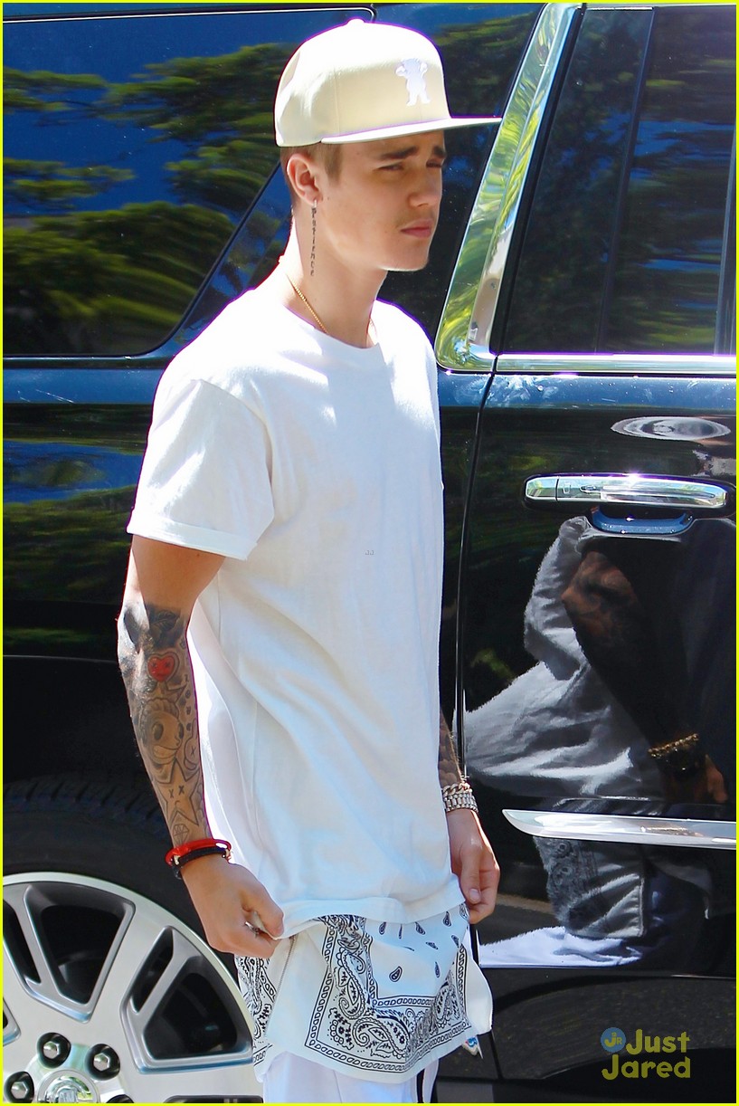 Did Justin Bieber Use A Wheelchair To Skip Lines At DisneyLand? | Photo ...