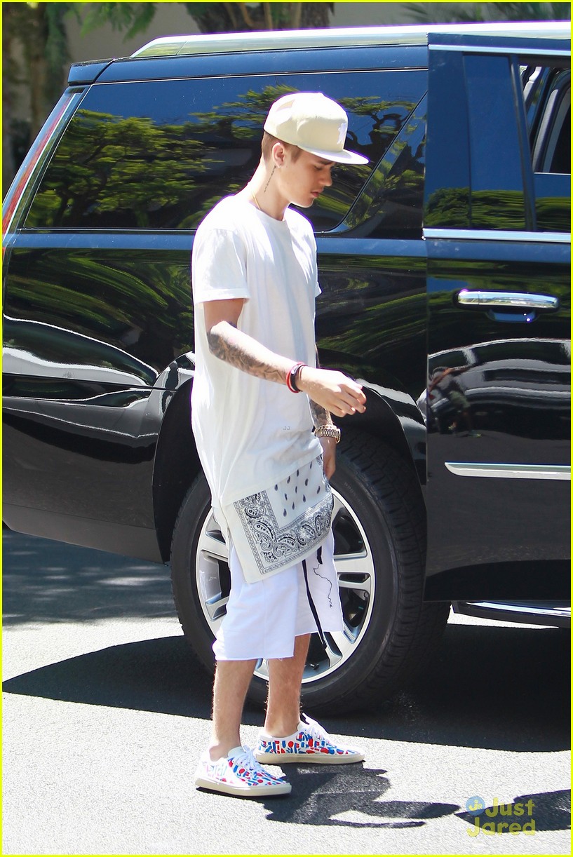 Did Justin Bieber Use A Wheelchair To Skip Lines At DisneyLand? | Photo ...