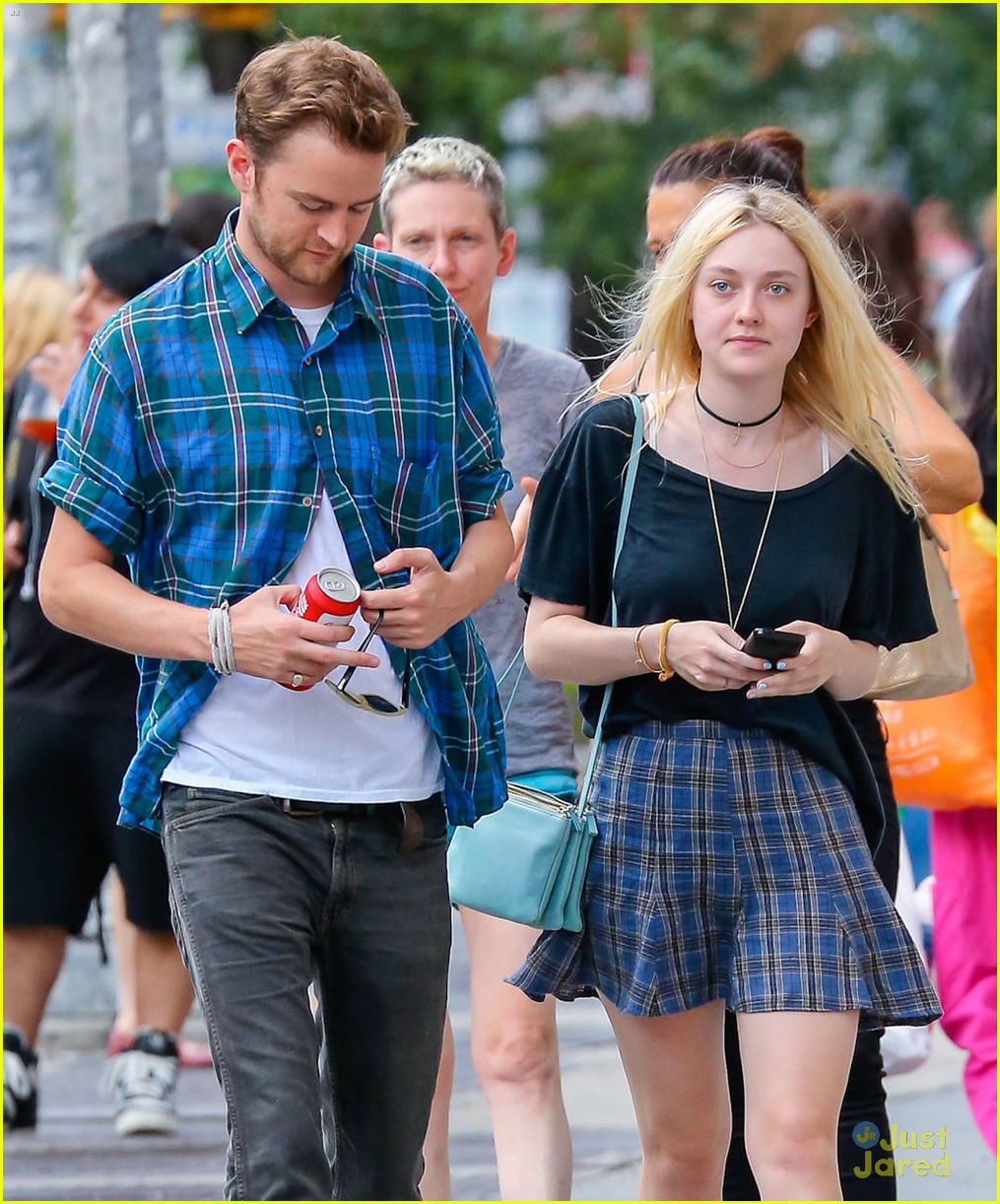 Dakota Fanning It Was Great Working With Elizabeth Olsen In Very Good Girls Photo 698749 4603