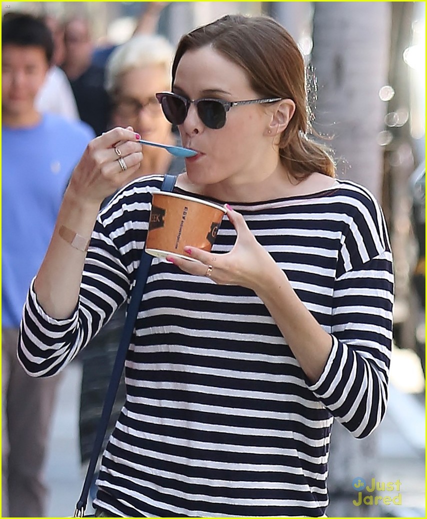 danielle panabaker excited comic con the flash 01