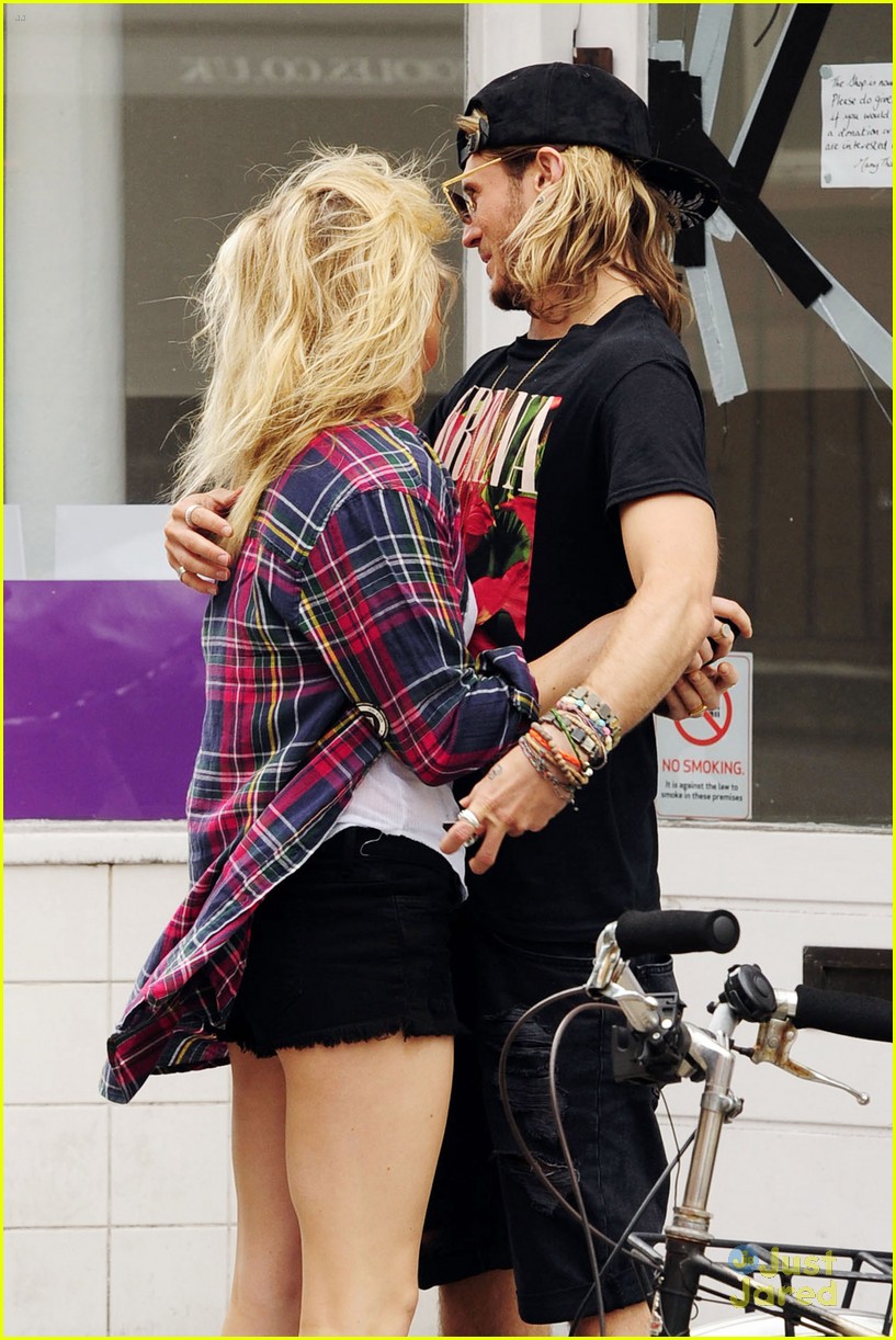 Ellie Goulding Cuddles With Boyfriend Dougie Poynter After Breaking Up