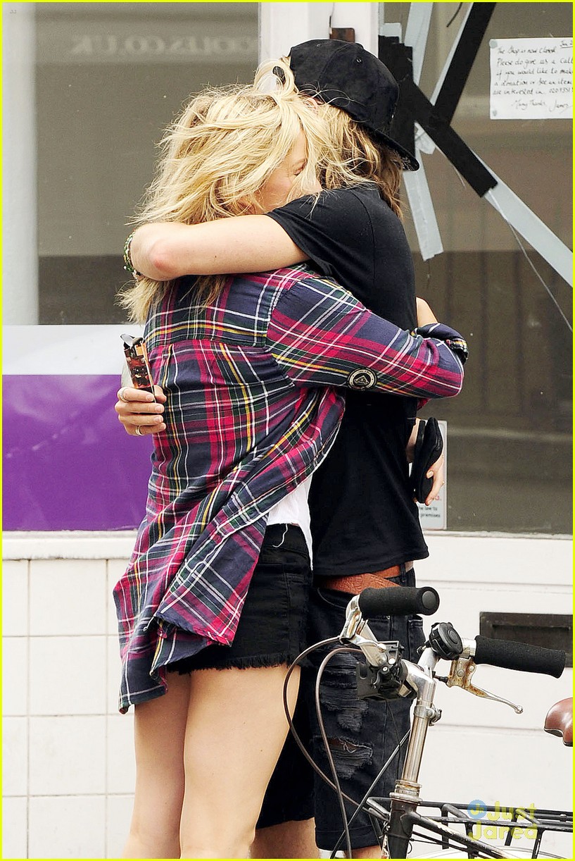 Ellie Goulding Cuddles With Boyfriend Dougie Poynter After Breaking Up