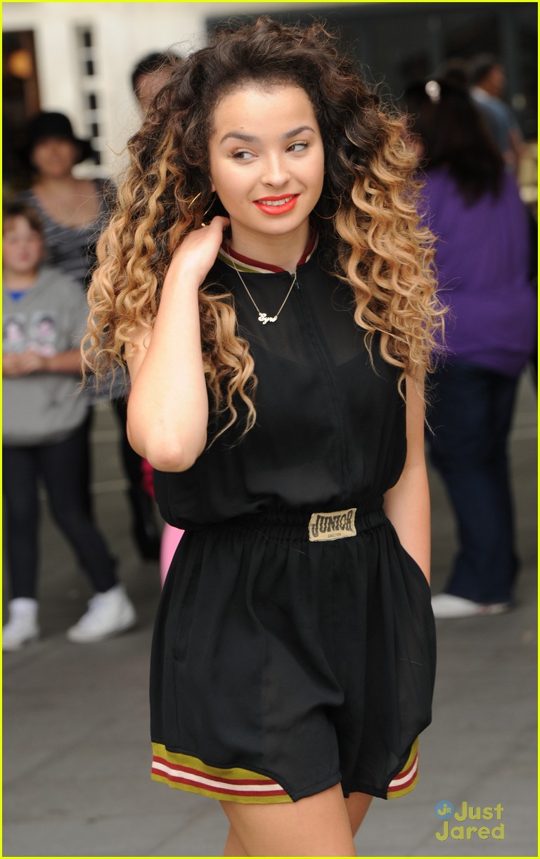 British Singer Ella Eyre Stops by BBC Radio 1 After Funny Moment with