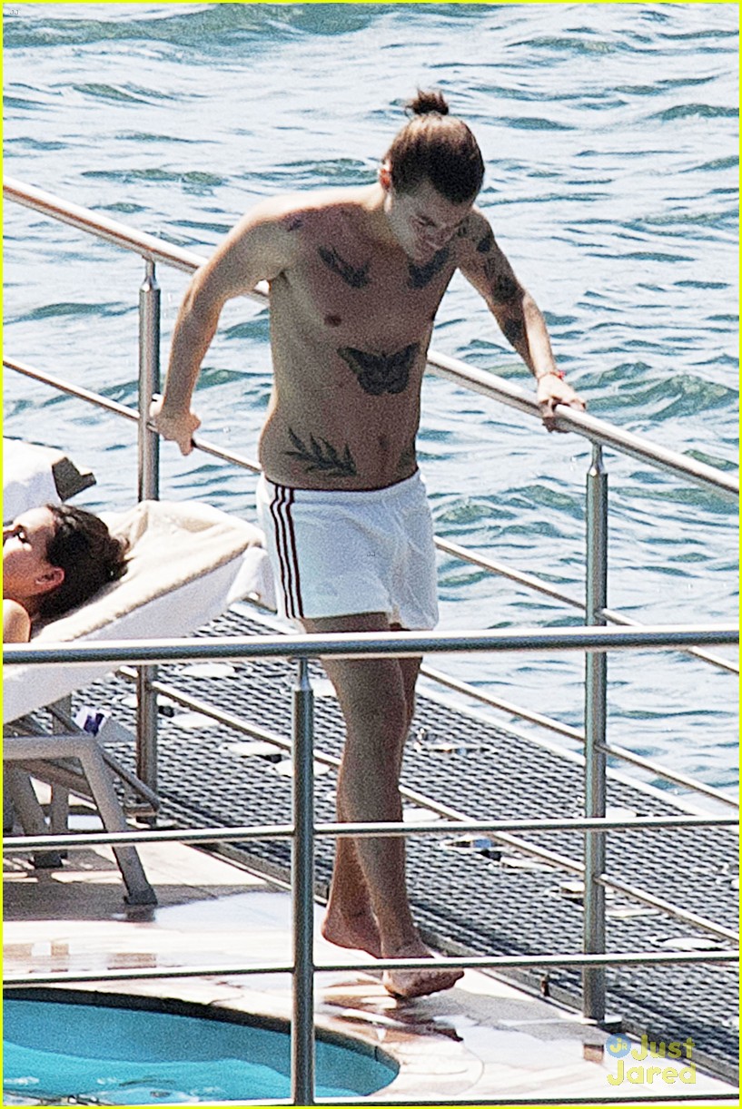 Harry Styles Rocks a Ponytail While Lounging Shirtless Poolside in ...