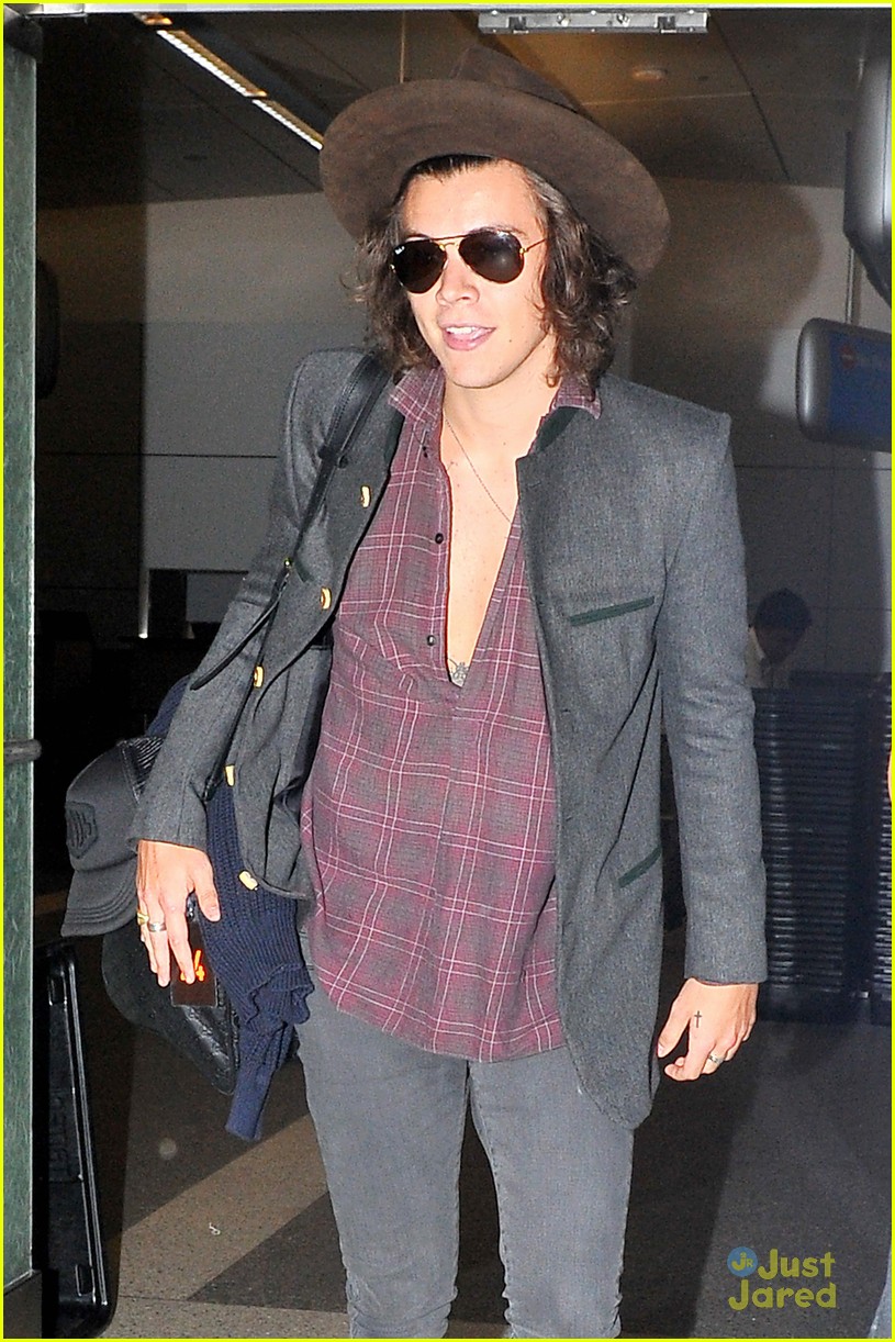 Harry Styles wears fedora to dinner in Los Angeles