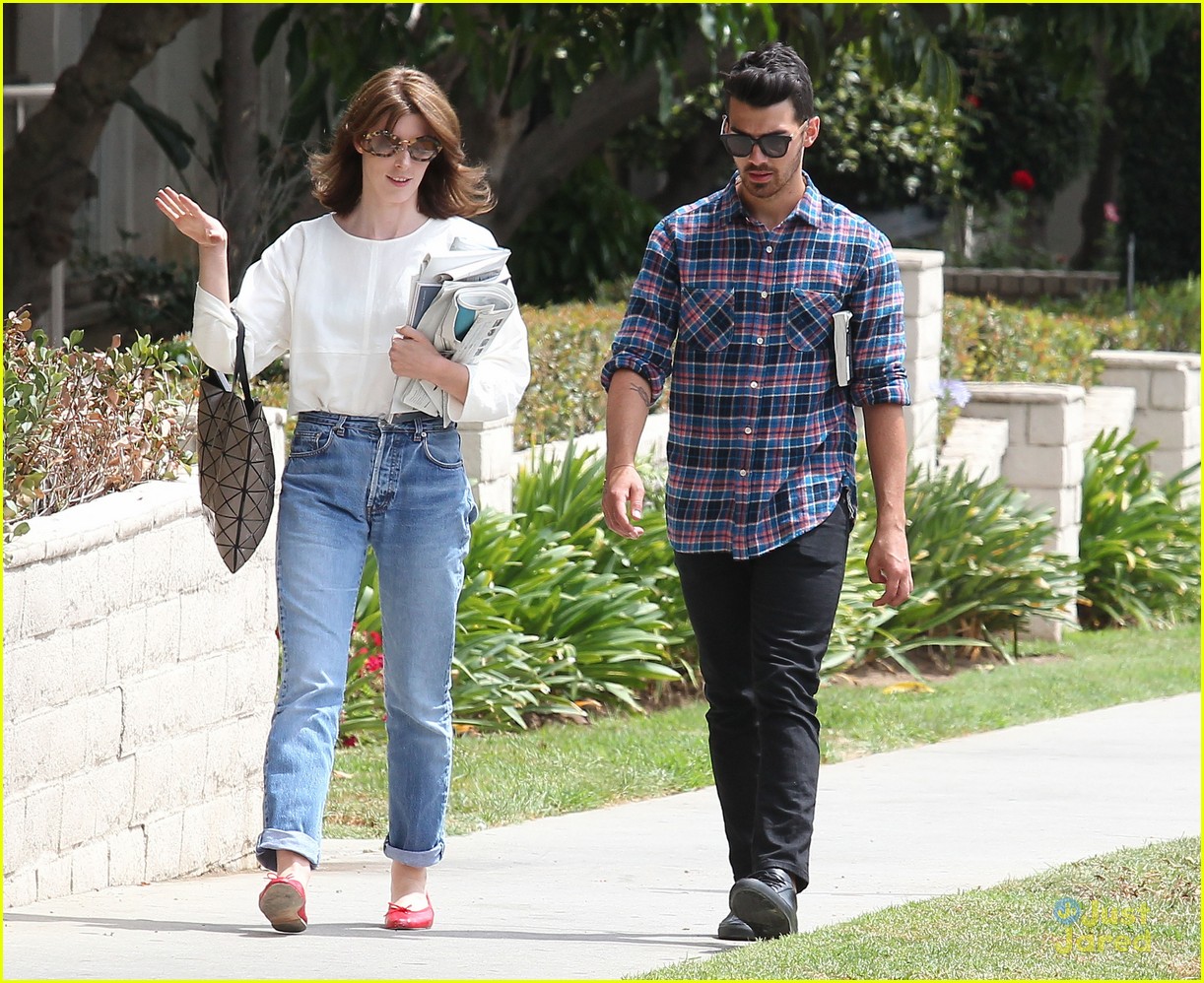 Joe Jonas Visits His Manager After Brother Nick Debuts New Single