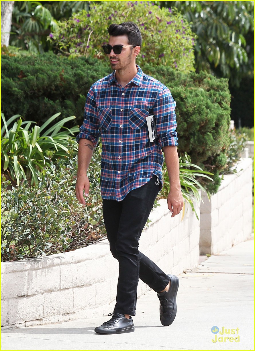 Joe Jonas Visits His Manager After Brother Nick Debuts New Single