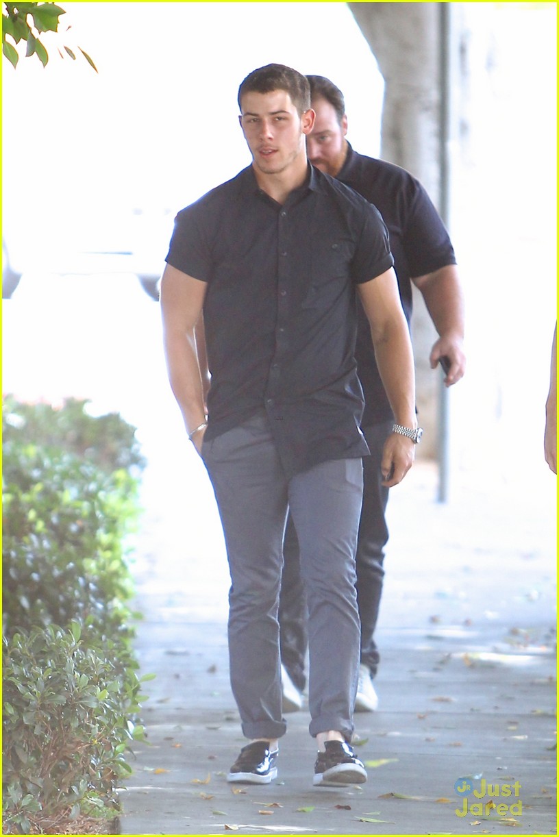 Full Sized Photo of nick jonas overwhelmed chains play 01 | Nick Jonas ...