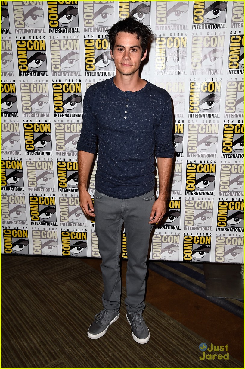 Dylan O Brien Says His Maze Runner Character Thomas Wouldn T Get A Chance To Compete With Katniss Everdeen Photo 699183 2014 Comic Con Dylan O Brien Kaya Scodelario The Maze Runner Will Poulter Pictures