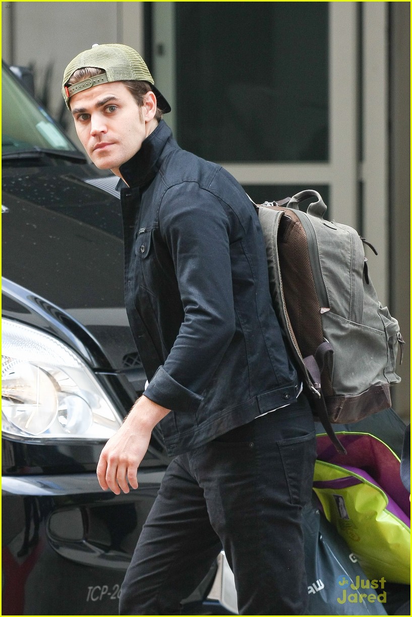 paul wesley gets birthday kiss from ian somerhalder 01