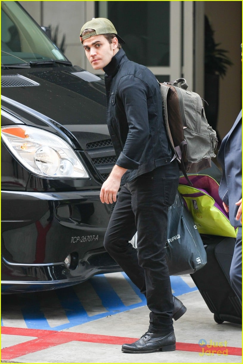 paul wesley gets birthday kiss from ian somerhalder 06