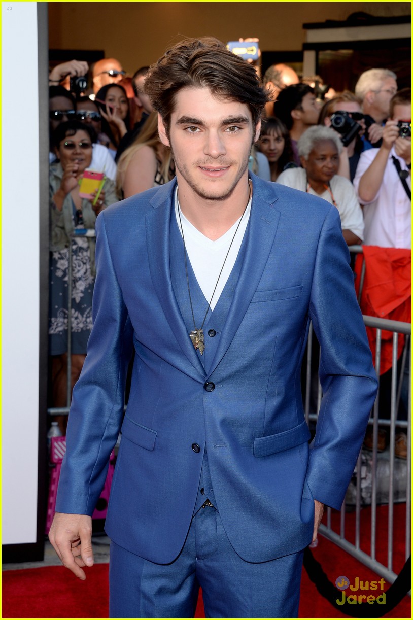 Rj Mitte Steps Out For Movie Premiere After Breaking Bad Emmy Nominations Photo 694128