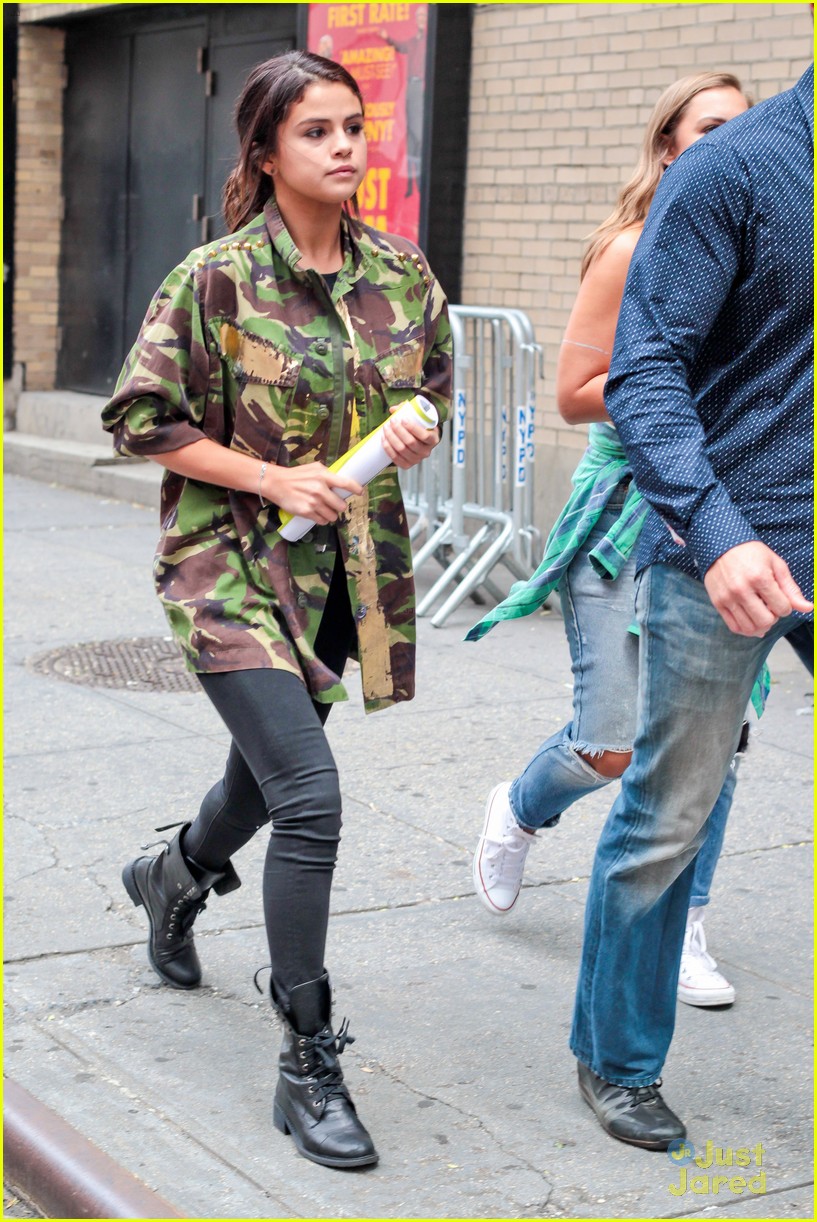 Selena Gomez Covers Up in Camo Jacket | Photo 693918 - Photo Gallery ...